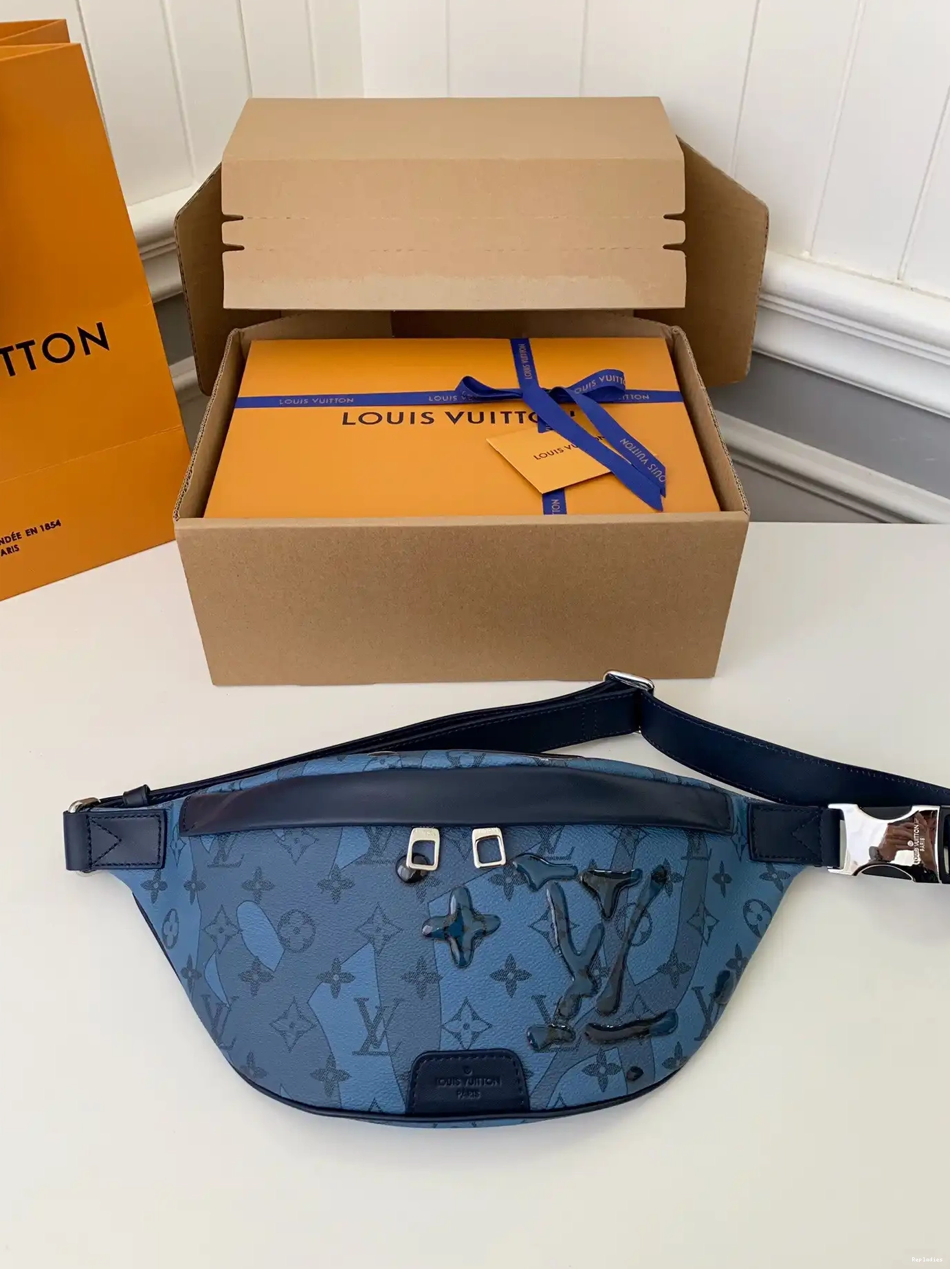 VUITTON LOUIS BUMBAG DISCOVERY 0527